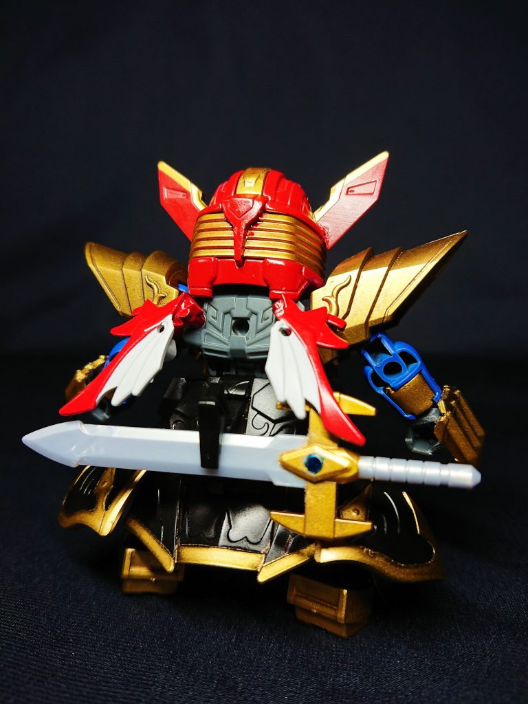 パーツ都合で足の細身を誤魔化すため、エドワードのスカートマントを使用しているので剣をしまえます。後のギミックで、レッドパンチャーを懸架できるようには予定しています。