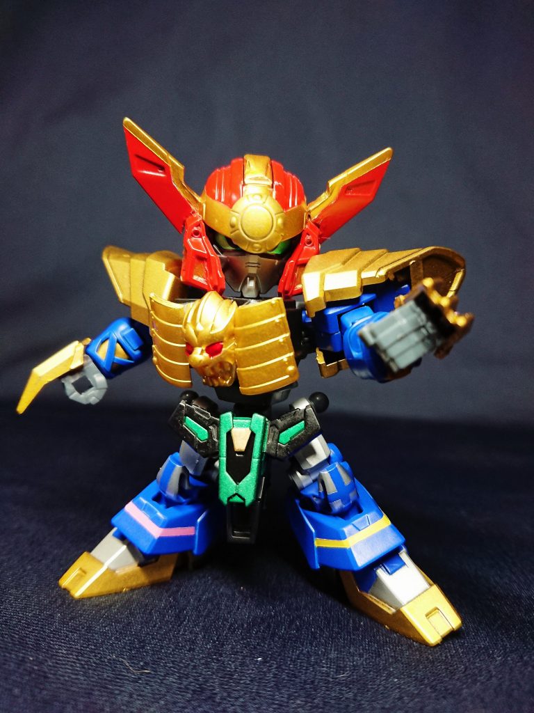 スカートマントを外した形態です。クローで戦います。