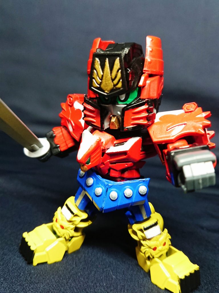 ブロック調のジュウオウキングですが、パーツでの再現は無理なのでスリムな体型となっています。元デザインも3つのブロックが合体したシンプルな構成のため、同じくシンプルにまとめました。