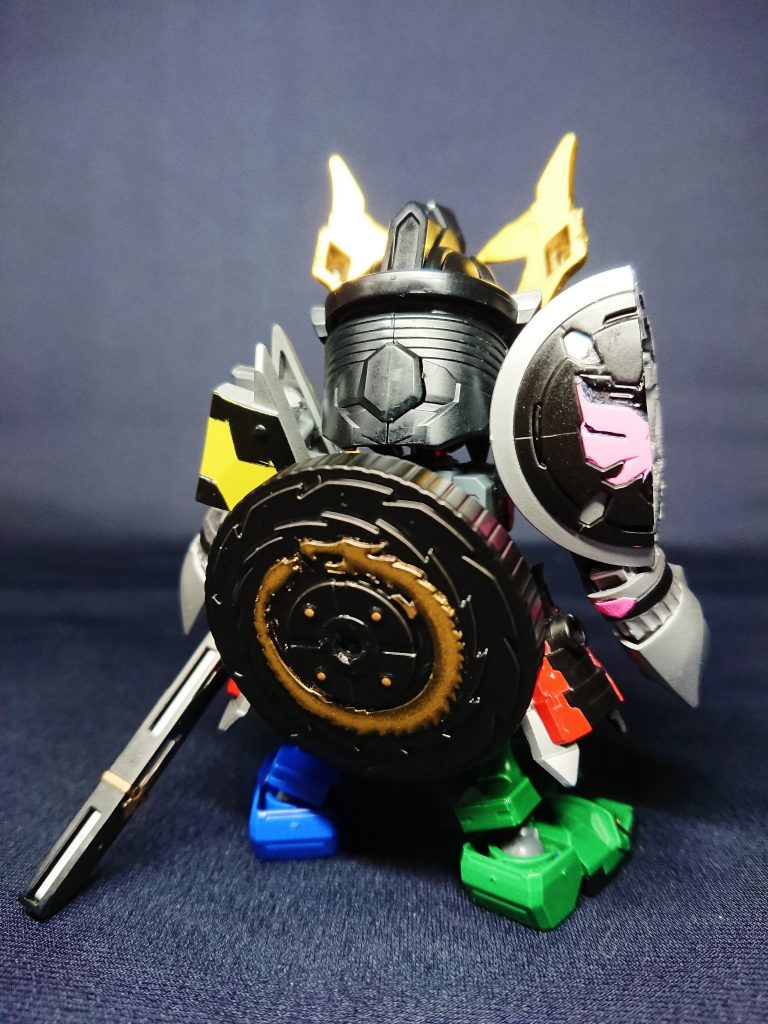 盾は設定通り肩の他に背部にも懸架できます。