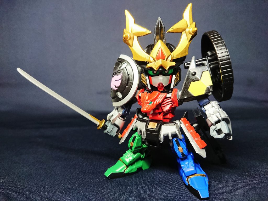 元は折神という折紙の動物モチーフのメカが合体する特殊な形状のため、パーツ選定に悩みました。後のギミックとして、ダイテンクウ、ダイカイオー、モウギュウダイオーとの合体も予定しているため、兜は上下分離で変更できるよう徐晃デスサイズの物がぴったりでした。