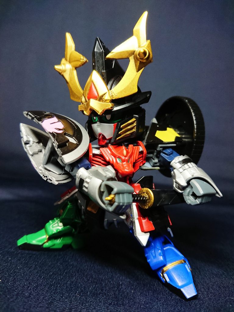 腕周りは肩の形状が特に見つからず、夏侯淵トールギスの盾を半分に切り出したりと、無理やり感もありますが塗装でなんとかなりましたw腕は信長エピオンのため、侍らしく抜刀ポーズができます。