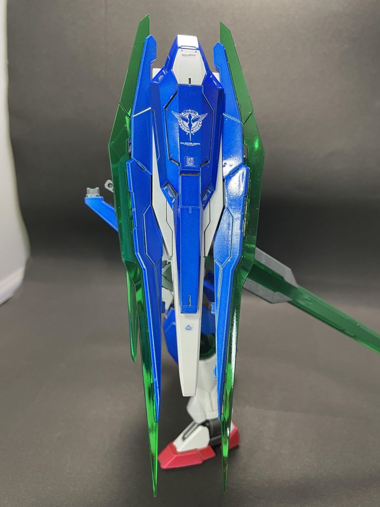 クアンタのメイン武装、バインダー。6本のビットはフィンファンネルほど大きくもなければパーツ構成も非常に簡素なので手間はありませんでした。強いて言うなら接続ピンがシビア。