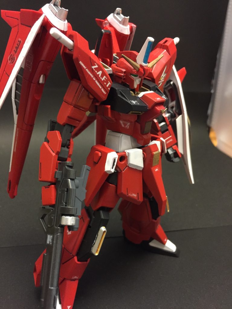 セイバー要素はバックパック、肩アーマー、サイドスカート、頭部センサー、アンテナぐらい後は全てライトニングガンダムで顔も特に加工はしてません（ライトニングの顔にセンサーとアンテナつけたらなんとなくセイバー顔に笑）