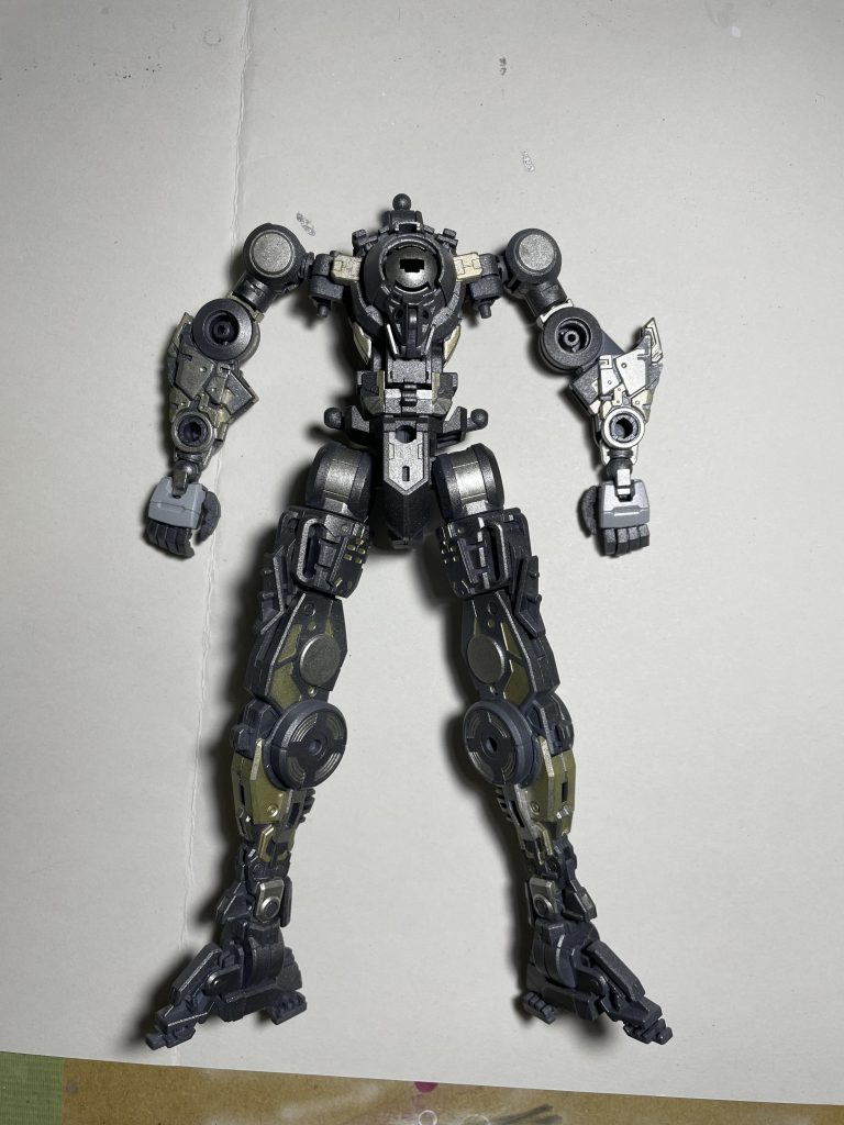 フレームはメカサフの上に赤鉄色を吹き、ほとんど隠れるとは分かっていながらエナメルのシルバーとゴールドで部分的に筆塗り。重厚感が増します(気分的に)。