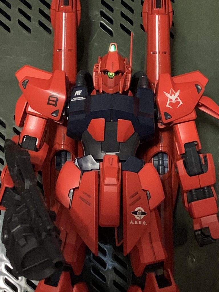 今回の目玉。モノアイ化はSDEXのシナンジュのフェイスを持ってきました。モノアイ自体は、百均のラインストーンを貼って、光っている感じを狙ってみました。