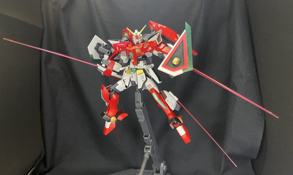 腕部ビーム砲で牽制、ビームシールドで相手の攻撃を防ぎながら機動力で肉薄、ブレードトンファーと四肢のビームサーベルで相手を圧倒していくインファイトスタイルの機体です!