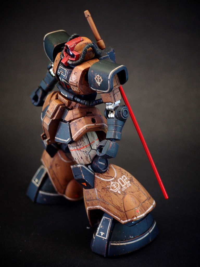 黒サフにシルバー、その上から錆びっぽい色をドライブラシ。更にケープを塗布して本塗装後に水で濡らして剥がしをしています。