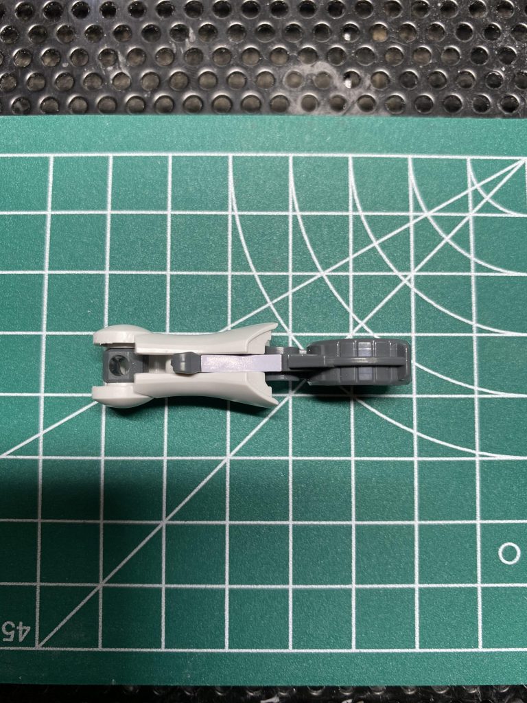 脛部分のあとハメ加工その三。一、ニの加工をしておくとあとハメ可となります。