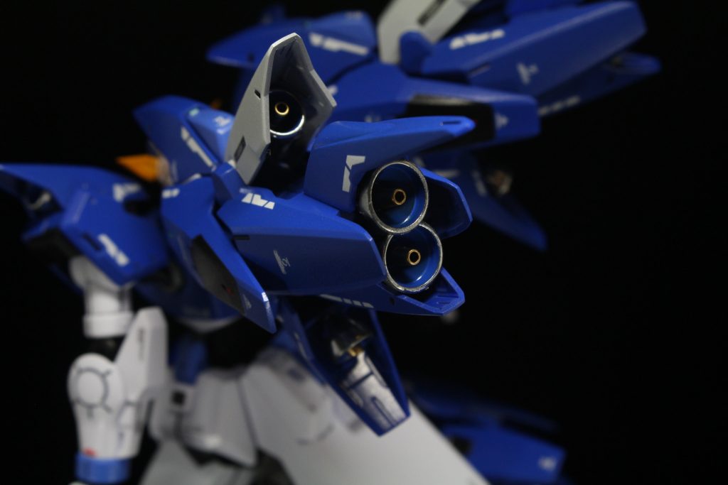 ▲バーニア内部は青色で塗装。中央の金色パーツはテルティウムのビームサーベルの先端パーツを使うことで、ディテールアップに繋げています。また金属パーツぽく見せるためメッキシルバーを使用しています。