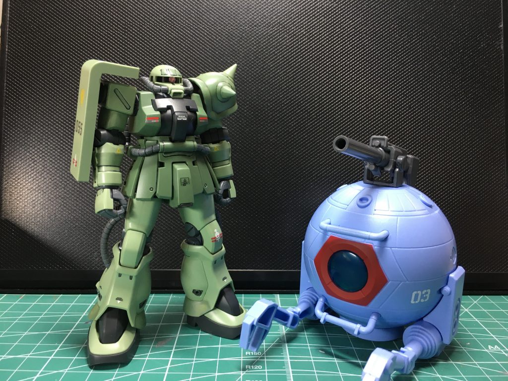 ザクF2型とのサイズ比。確実にHGUCボール ツインセットよりはデカいだろうな。 塗装は全てガンダムマーカーです。スミ入れはリアルタッチマーカーのリアルタッチグレー3でやりましたが、もともとリアルタッチマーカーがにじみやすいうえ、表面がシボ加工のようになっていてきれいに吹き取れませんでした。緑=ガンダムマーカー ガンダムアイグリーン黒=同ブラックグレー=同グレー 1回400円でこのクオリティに高いと感じるか安いと感じるかは皆さん次第です。