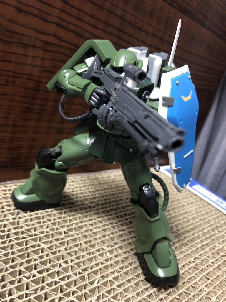 オリジンザクは過去何度か組んでいてザクマシンガンをめちゃくちゃカッコよく構えられることは知ってたのですが、何気に毎度マシンガンは使わないことばかりだったので、今回は「ザクマシンガンをはちゃめちゃにカッコよく構えるだけの改造」をコンセプトにしました。