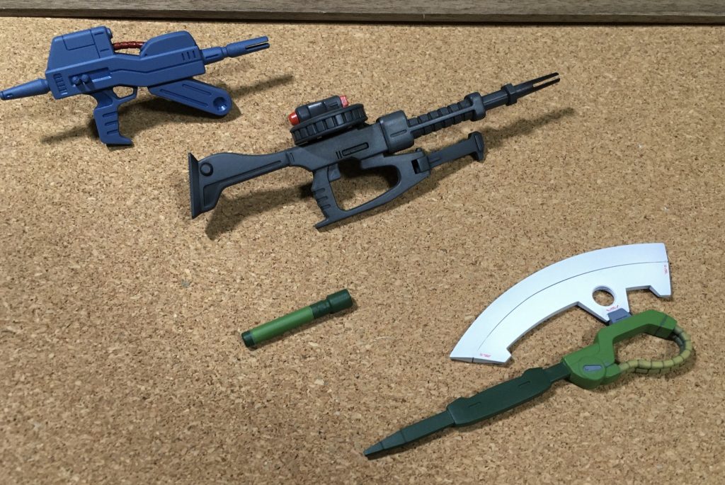 マシンガンは少しウェザリングビームライフルはクリアーブルーで墨入れでキレイ目にしてみました。