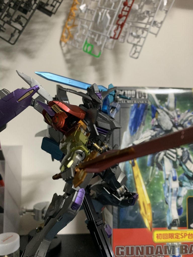 このガンプラを作るのにあたって火と氷を放つ設定でイメージしました。二刀流だからという理由で笑肩以外は全部調色クリアーを使い作成しました。