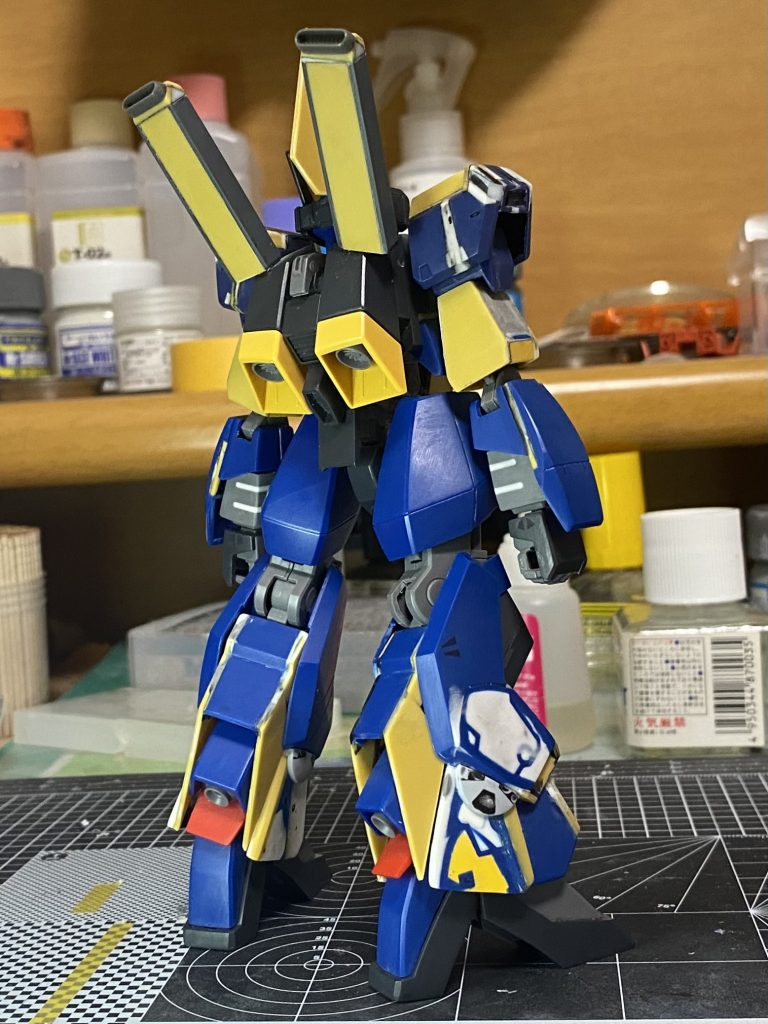 制作過程2両脚の側面の膨らみはエッチングソーで切断し、瞬間接着パテを埋めました。