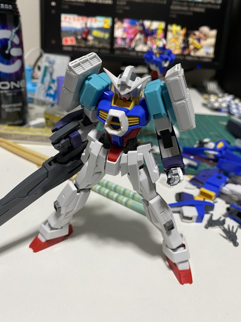 元々は海老川さんのラフ画にあったウェアをオリジナルウェアとして解釈し、制作していました。しかし2週間経っても改造案が浮かばない、コンテストの〆切も迫って来ている状況から元に戻します。机汚くて申し訳ない(´・ω・`)