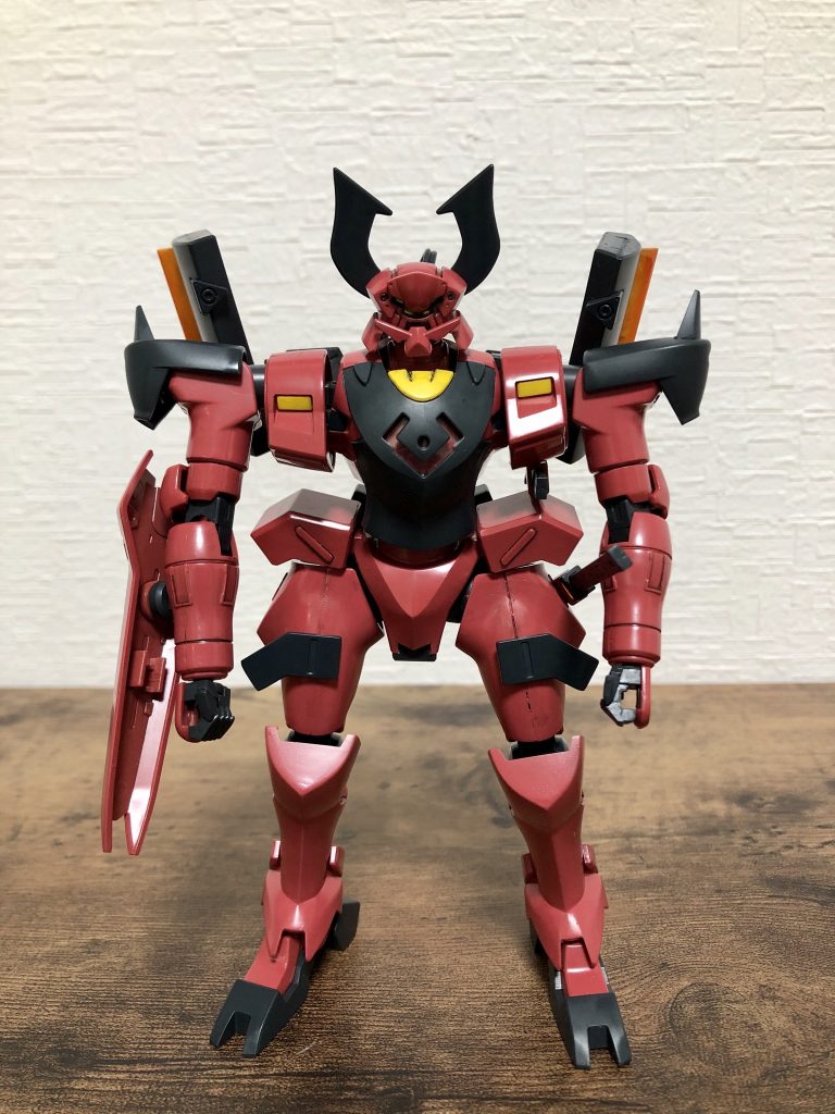 （前面）　足の合わせ目が気になる・・・（特に左足。手直ししたい）。胸部の側面・肩の後方部分は色分けがされていないので、グレーを赤色に塗装。割と違和感のない仕上がりで満足。