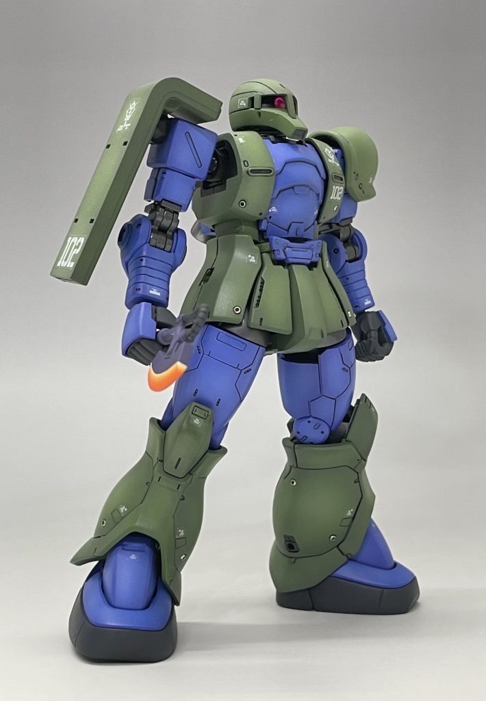 ザクIは、飛び道具を持たず、ヒートホーク一本だけ、という無骨な感じが似合いますね。