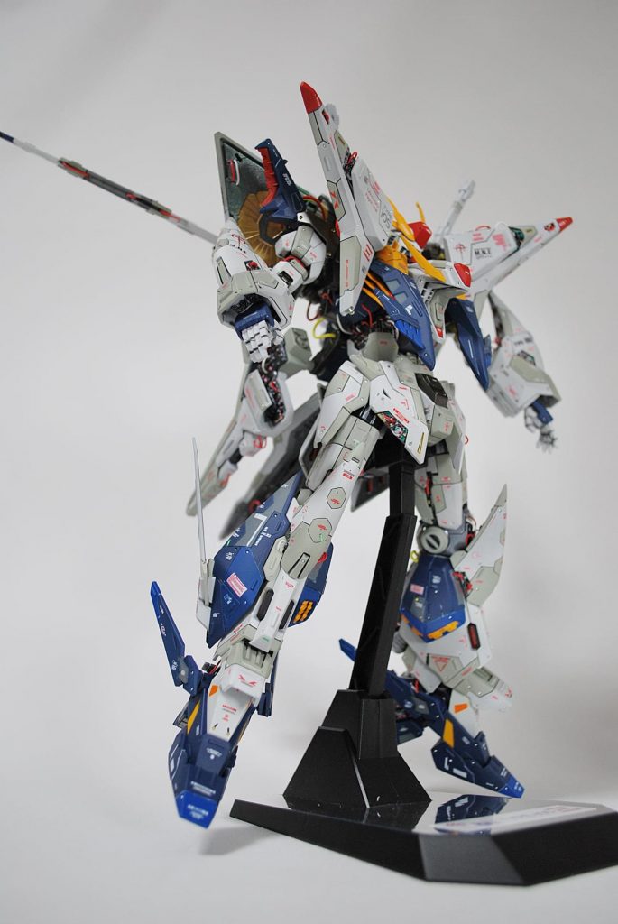 トータルとして、Ξガンダムのキットパーツを極力使用して、どことなくνガンダムのテイストも出せないものかと設定してみました。