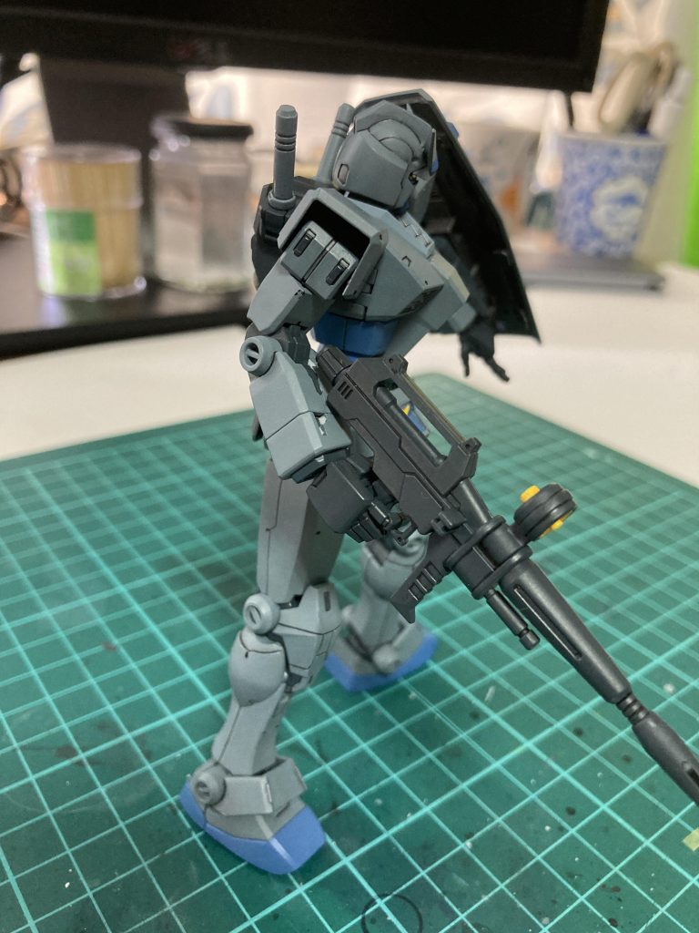 こちとらG-3のイメージはギレンの野望やらスパロボの印象が強かったので、ご覧の通りの色で全塗装しました。で、製作始めてかなり早い段階で気付いてたんです。ここまで色変えて全塗装するなら、通常のビヨグロガンダム買っても何も変わらなかったという事実に😅