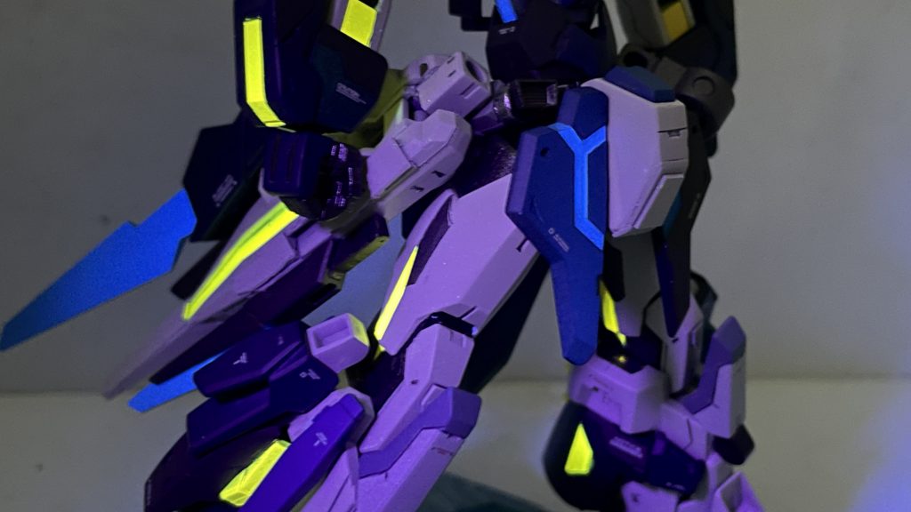 ブラックライト当てると、本体は水色と黄色の二色が反応して光る