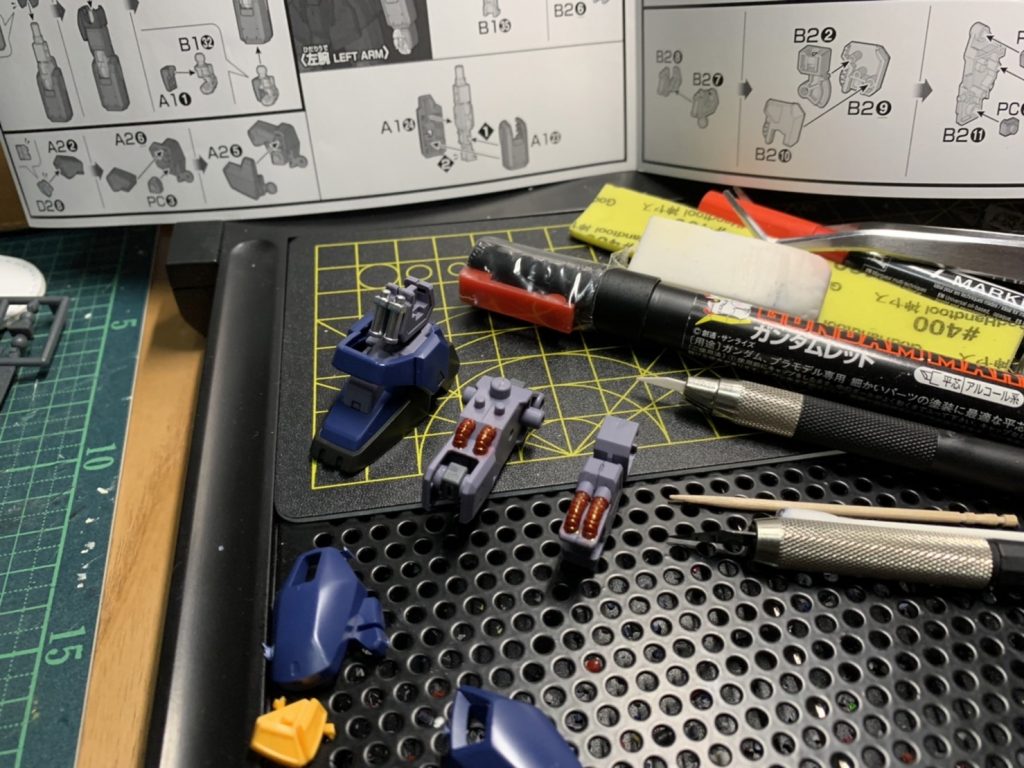 部分塗装中。シリンダーや動力パイプはシルバーや赤で塗装しました。