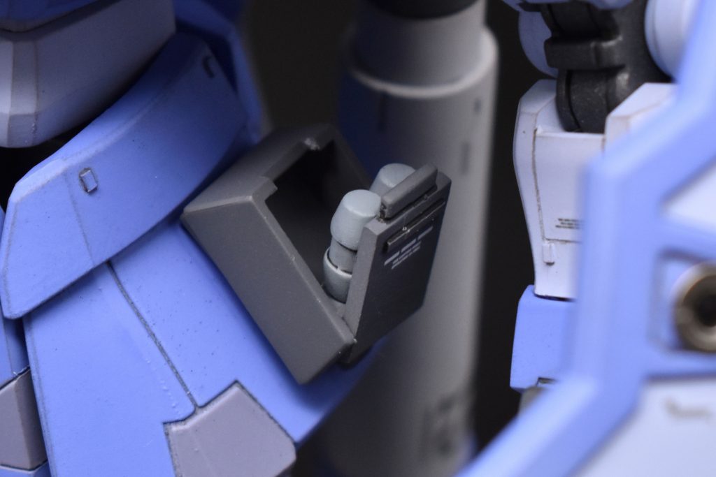 サイドスカートにハンドグレネードを装備。予備のサーベルなどシルエットは大きく崩さず、ちょっとした武器を追加していっています。