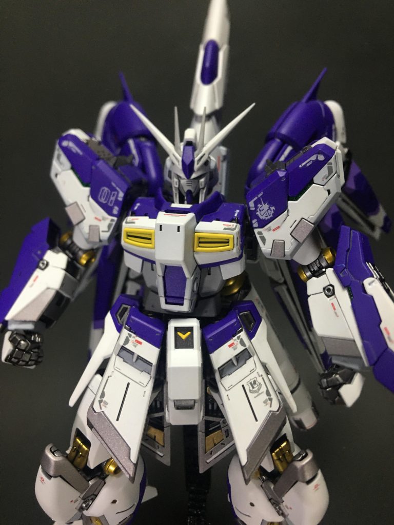 関節からチラ見えするメタリックがキラキラして良いアクセントになっています。指の関節までしっかり塗り分けました。全体のデカールはRG νガンダム用のガンダムデカールと付属のリアリスティックデカールを併用して貼り込みました。