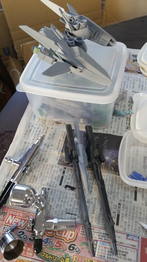 当たり前ですが、HGスタークジェガンとHGリゼルC型+ディフェンサーbユニットの二個一作品です。バックパック方式も考えたのですが、それぞれのキットがスタークジェガンとリゼルに戻れないことを悟ってディフェンサーbユニットの二個一作品は固定装着しました。