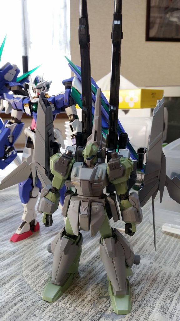 追加装甲含め一部サーフェイサー吹いた状態。この時点ではまだ肩のランチャーを諦めきれていなくてどうにかして載らないか模索してた時期ですね。最終的にランチャーが引き出せないので装着は諦めましたけど。