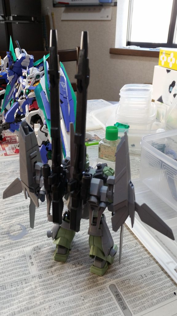 バックショット。ディフェンサーbユニットを背負った状態で自立可能なことを確認できたのでまずはハードルクリアです。正直自立できないかと不安でしたので接合部はかなりジェガンに寄せて背面荷重になりすぎないようにしてあります。