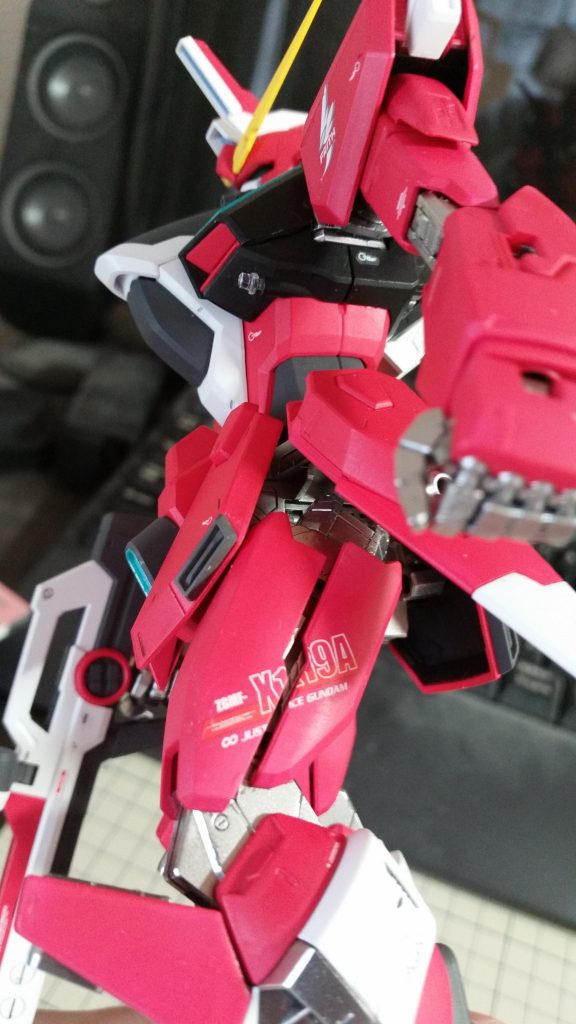 ストライクフリーダムやストライクRMやフリーダム2.0と同様の脚機構になりますので太ももの装甲は膝を曲げると分割されてフレームが覗くのもこのシリーズの特徴ではないかと思います。