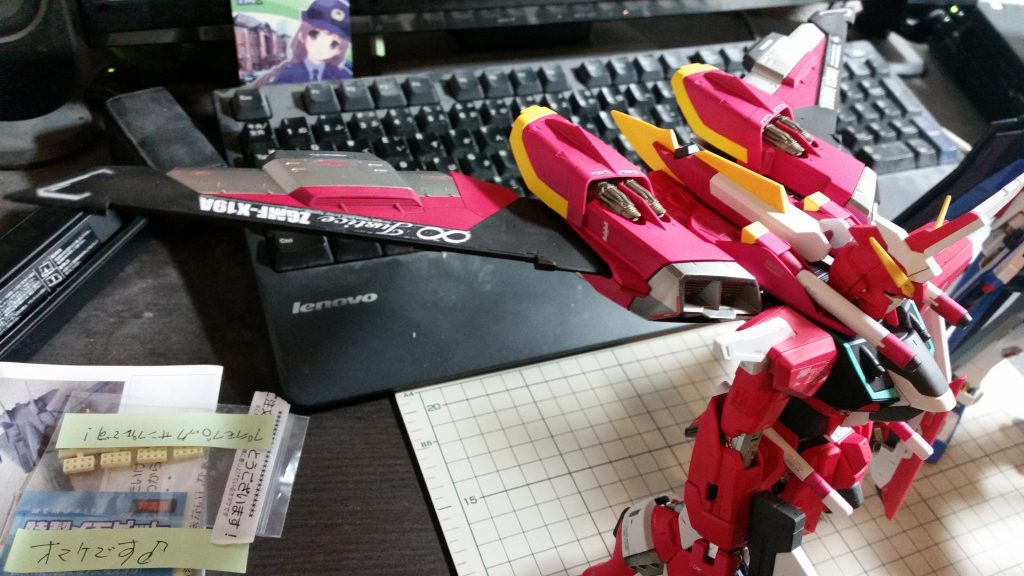 ファトゥム01展開した状態でもなんと自立しました。スペースの関係上展開した状態で飾ることはあまりないかな。