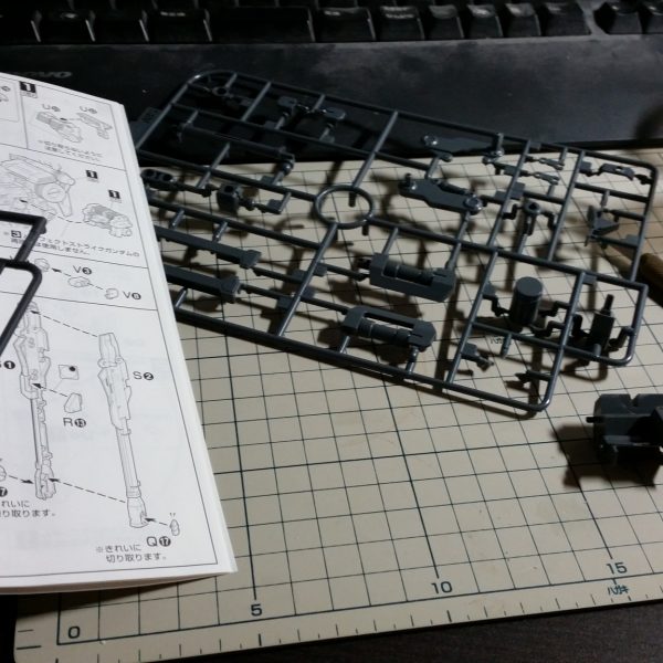 フレームパーツの切り出しが終わったら同様に同色サフにて塗装のストライカーパックのパーツも切り出し、サーフェイサー処理をしていきます。サーフェイサーはクレオスのグレー1500を使用していきます。フレームとストライカーパックの基部を足すと結構な点数になります。これまだMGなのでいい方なのかと思うのですが、ゆくゆくは組んでみたいPGともなるとどんなパーツ点数になるんだろうかと思ってしまいます。デカさの問題から手を出していないのですが、パーフェクトストライク・ダブルオーライザー辺りは是非組んでみたいPGですね。（2枚目）