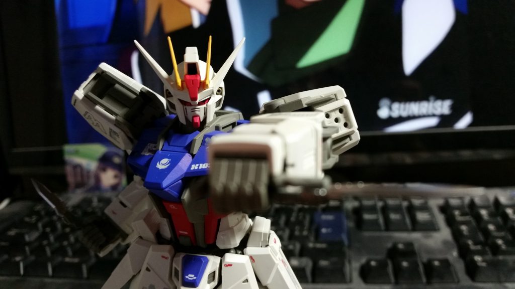 やはりストライクと言えばこのポーズですかね、アーマーシュナイダー二刀流。思えばキラはこのアーマーシュナイダー二刀流からずっとストライクフリーダムまで二刀流でしたね。