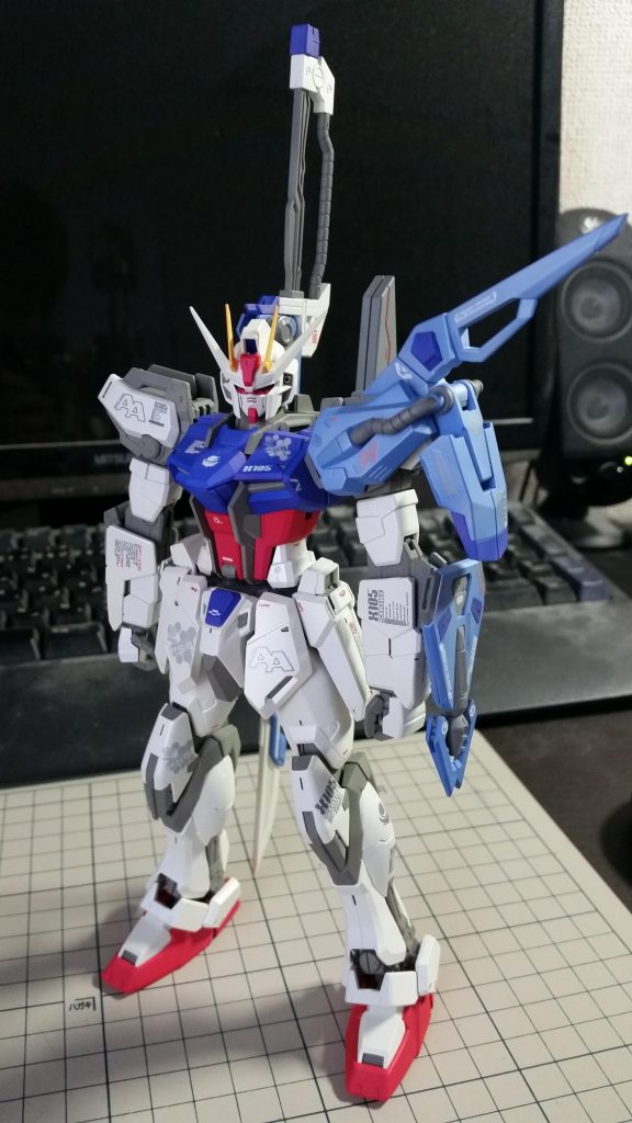 ソードストライクガンダム左肩にマイダスメッサーをつけることでシルエットがかなり壮観になります。SEEDではDESTINYほど刀が活躍しなかったのが残念ですね。