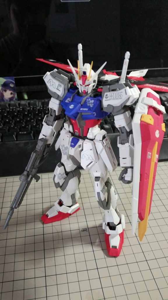 エールストライクガンダムまぁストライクの標準装備とも言われるエールストライク、劇中でも一番活躍したのがこのエールなのではないでしょうか。肩のラックマウントに装着物がないのもエールの特徴ですね。