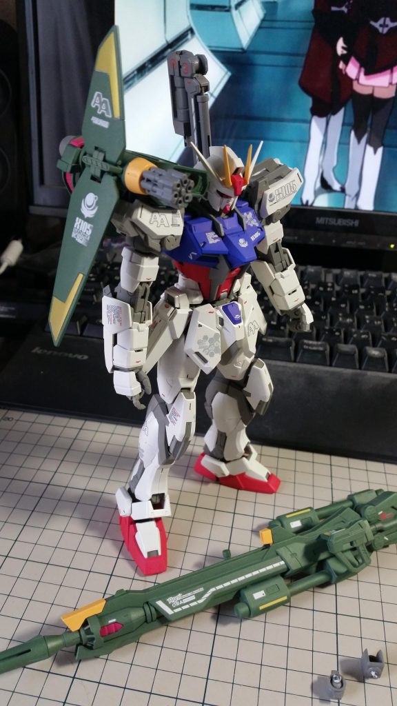 ランチャーストライクガンダム何気に一番最初に装着したストライカーパックがこのランチャーでした。右肩のコンボウエポンポッドがかなりゴツいです。ん?写真がアグニグリグリポーズ取ってて基部部品破損時の奴ですね、なんとも微妙だ。