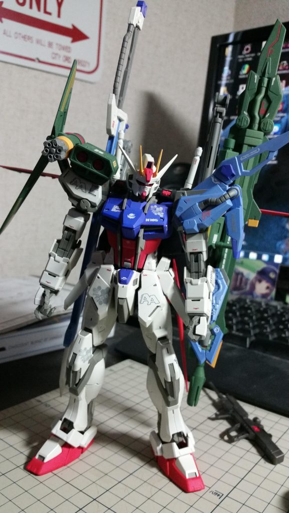 なんか項垂れているのが気になりますが、パーフェクトストライク状態でエール展開した状態です。正直かなり自立がしんどいキットとなりますので組まれる方は足腰は強化されることをオススメします。正直足首と腰の負担が半端ないですねこれ。