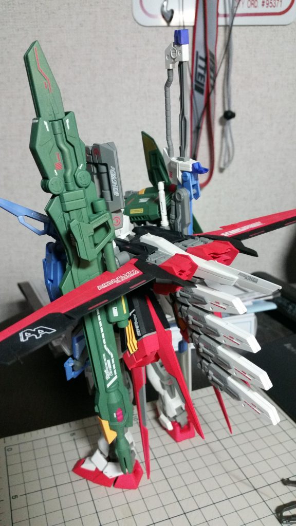 エール展開状態でのバックショット。エールそのものが結構後方バランスになる代物にも関わらずエクステンションエネルギーパックがとどめを刺します。アグニとシュベルトゲベールを装着しているとかなり後方バランスです。HDリマスターのアイキャッチでもないですが、アグニとシュベルトゲベール片手持ちで低姿勢で構えるポーズが一番安定するかもしれませんね。