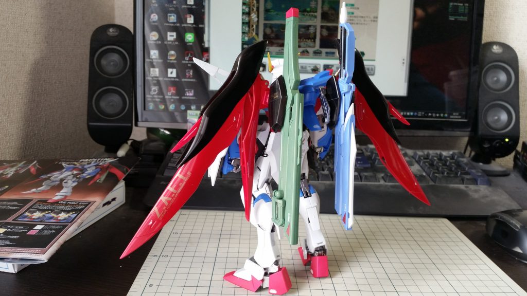 本体はパール塗装にマットコート、羽根とランドセル黒部分は鏡面加工を施しました。マットコートの本体に羽根がグロスなのでかなり映えます。