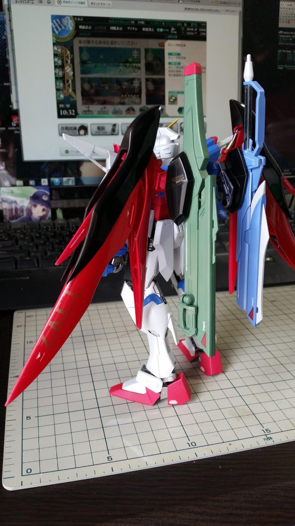 バックショットアップ鏡面加工は少々問題もあり、手間もそうなのですが素手で触ると指紋が残るくらいまで磨きあげてしまったのでポーズ変更も手間となってしまいました。鏡面というくらいですのでちゃんと映り込みます。