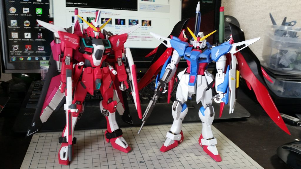 そう考えるとSEEDの機体は割と背負い物がガッツリしているけどスタンドはないものが多いので組む際に足首・腰辺りはきつめにしておくことをお勧めします。まぁ私は単純にその辺りの間接はしっかり塗料を載せて調整することで難を逃れていますが、ポージングを結構変化させる方はお気を付けください。