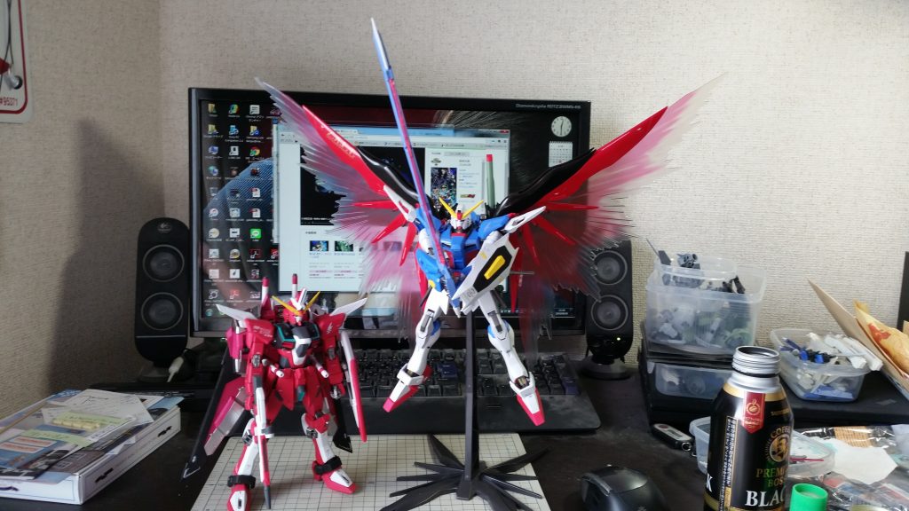 エクストリームブラストモードでしたので羽根も装着してみました。このデスティニーのエフェクトパーツは割と秀逸なのではないかと思います。劇中でもかなり派手にエフェクトかかっていたのでいい感じではないかと思います。