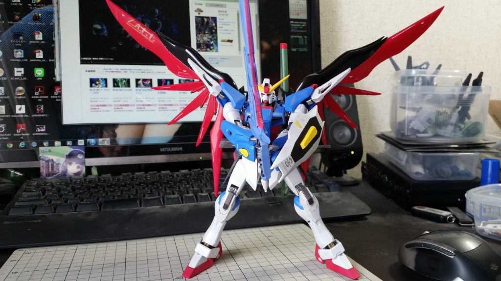 定番のアロンダイト展開、両手持ちポーズです。デスティニーと言えばやはり両手剣のような気がしますね。