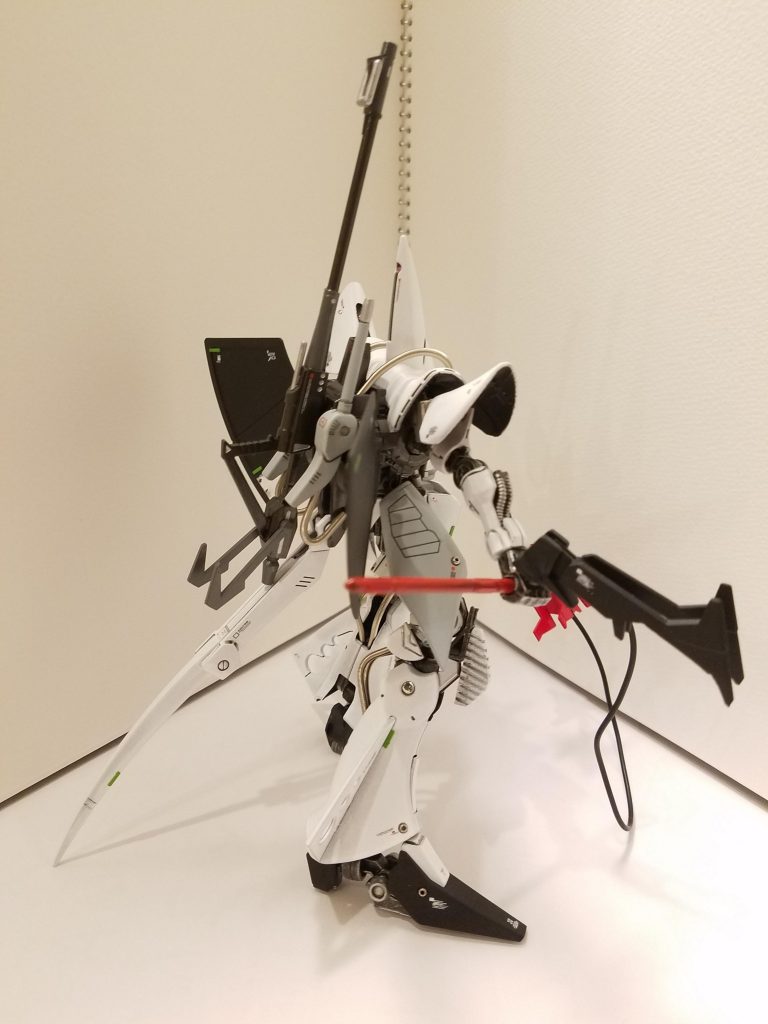 後ろ姿。ウミヘビと腕の爪はバルバドスのメイスなどからスクラッチしています。