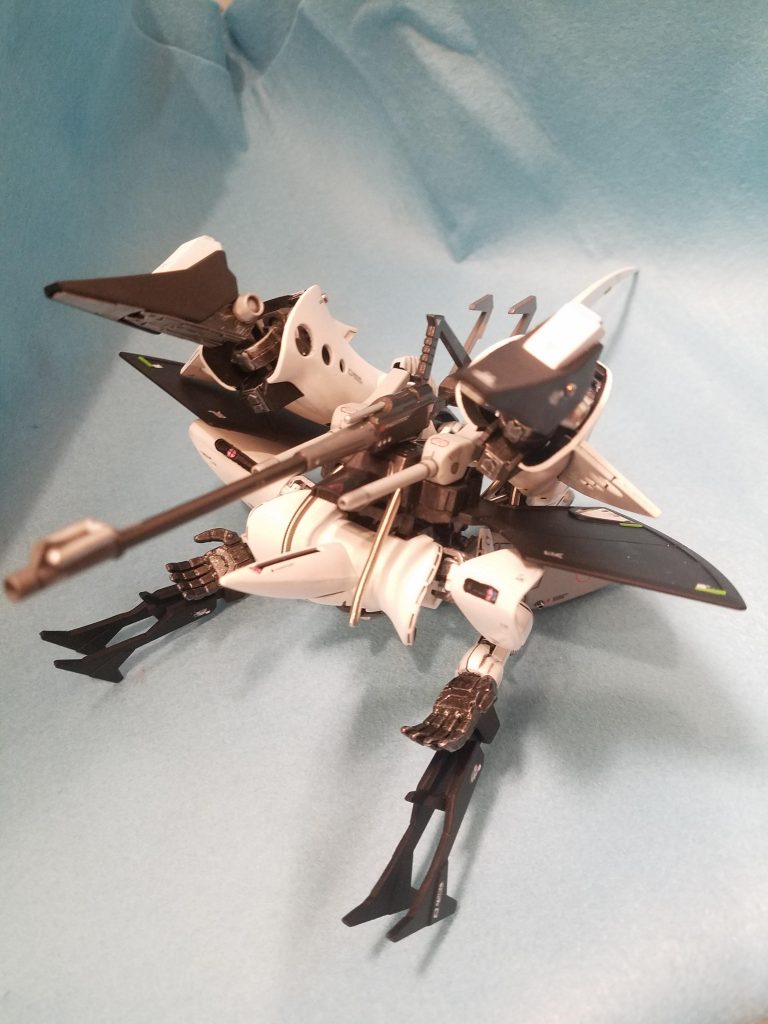 飛行形態。ライフルはバックパックに接続できるようにしてます。