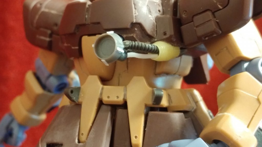 左胸のところに、ライターを分解して出てきたパーツや市販のパーツなどを使用してフラッシュを設置、のちにHアイズを埋め込みました。