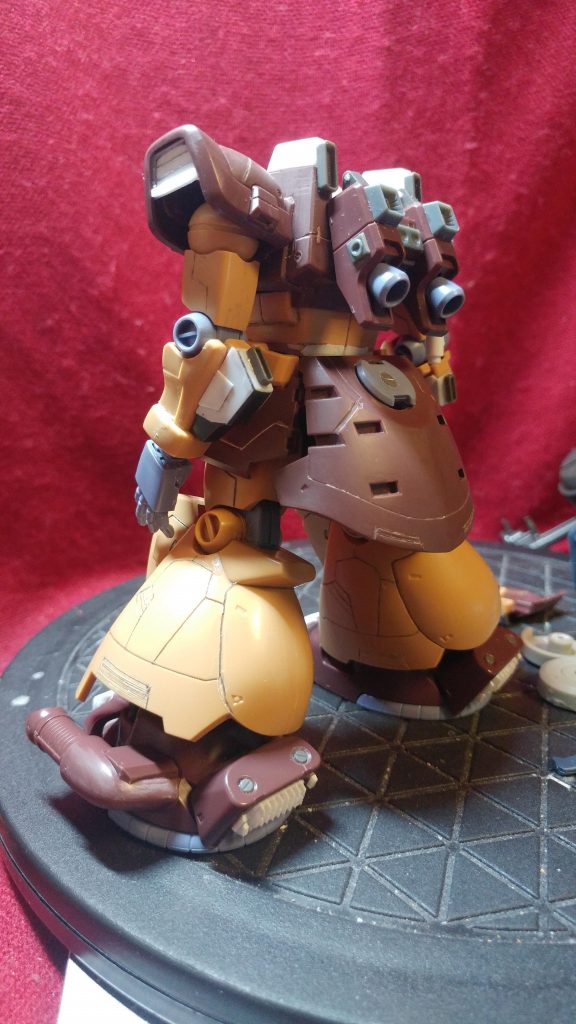 肘や肩などプラ板でディテールアップしてます。