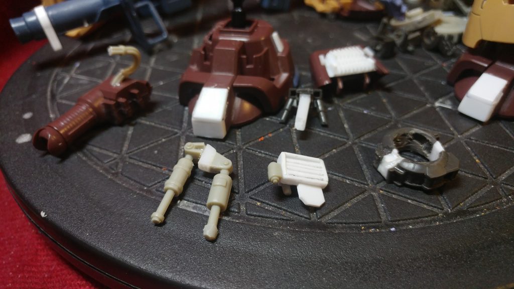 足首から除く隙間がスカスカなのでプラ板やジャンクパーツなどでゴチャメカを演出します。